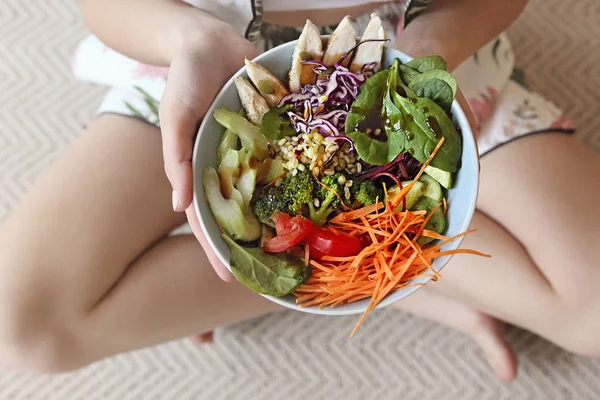 Draufsicht Der Anonymen Barfüßerin Zeigt Schüssel Mit Gesundem Salat Mit — Stockfoto