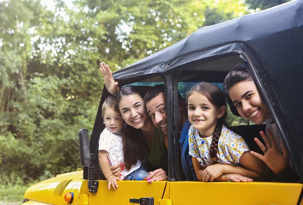 Feliz Familia Sonriente Con Niños Coche Con Fondo Río Montaña —  Fotos de Stock