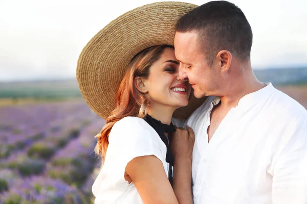 Carino Giovane Coppia Felice Innamorata Campo Fiori Lavanda Goditi Momento — Foto Stock