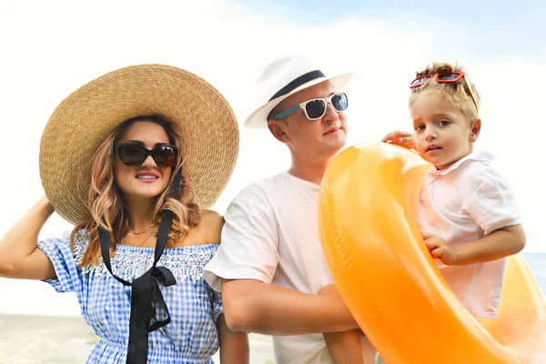 Família Feliz Três Usando Sunglasse Chapéus Praia Areia Segurando Flutuador — Fotografia de Stock