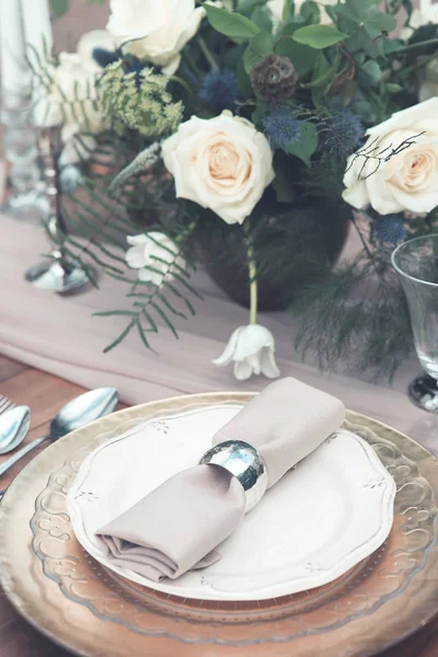 Kerzen Und Vase Mit Weißen Rosen Auf Runden Tisch Der — Stockfoto