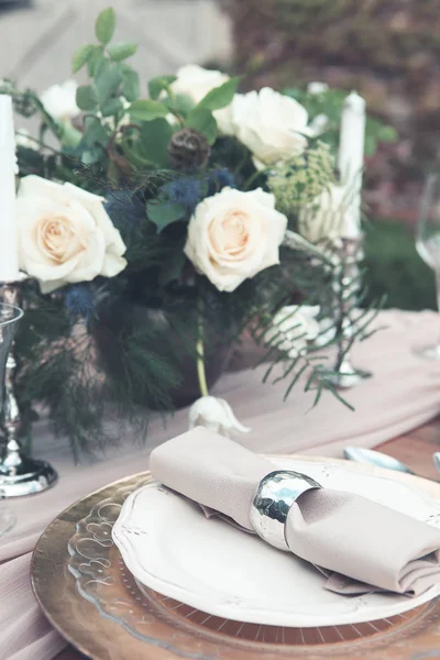 在浪漫的日子里 花园里的玻璃杯旁边放着白玫瑰的烛台和花瓶 — 图库照片