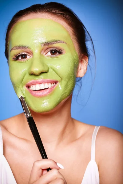 Ottimista Giovane Femmina Sorridente Guardando Fotocamera Mentre Applica Maschera Verde — Foto Stock