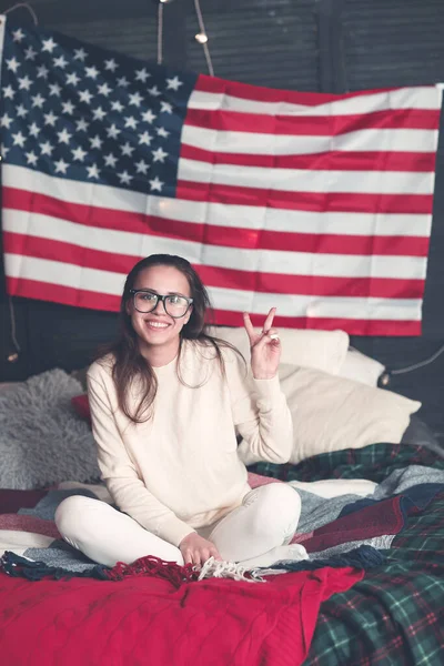 Pretty Female Casualwear Bed American Flag Wall Celebration National Independence — Stock Photo, Image