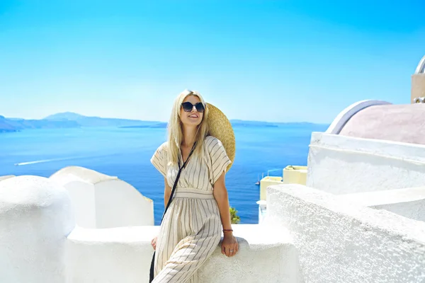 Beyaz Elbiseli Hasır Şapkalı Genç Bir Kadın Yunanistan Santorini Adasındaki — Stok fotoğraf