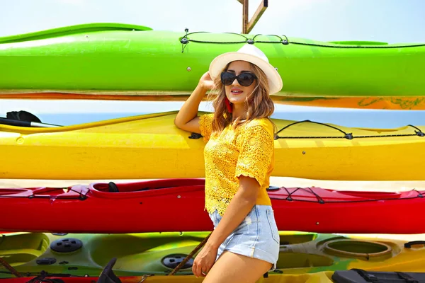 Young Woman Kayaks Sunny Day Summer Holiday Vacation Concep — Stock Photo, Image