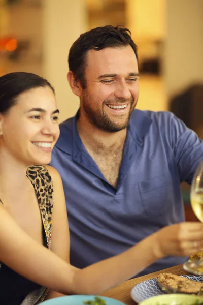 在餐馆吃饭时 快乐的男人和女人穿着休闲装 手里拿着饮料笑着 — 图库照片