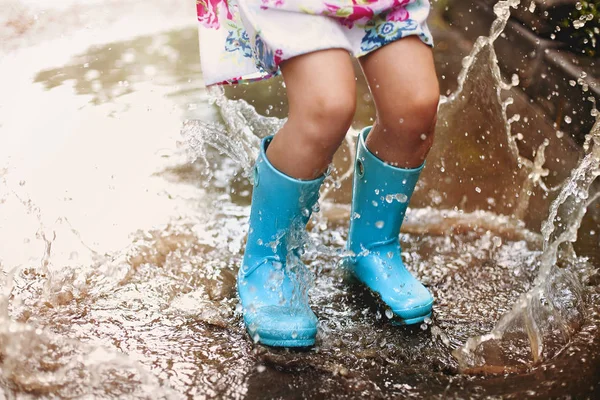 Speelse Opgewonden Kleuter Casual Kleding Rubberen Laarzen Met Blauwe Paraplu — Stockfoto