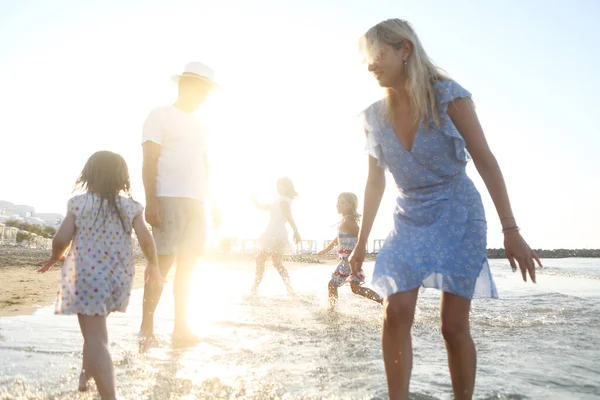 Alegre Joven Madre Padre Con Pequeñas Hijas Caminando Agua Mar —  Fotos de Stock