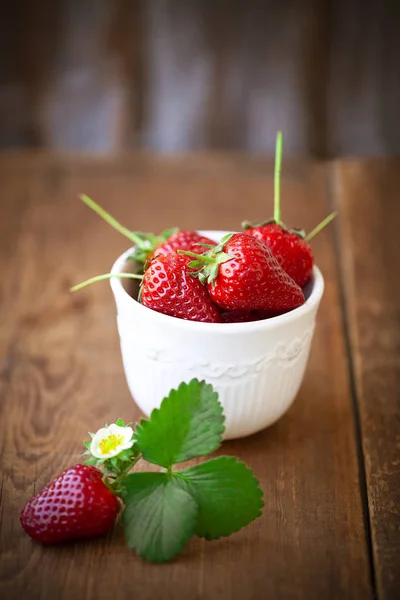 Ripe Red Strawberries Green Leaves White Bowl Wooden Table — Stock Photo, Image