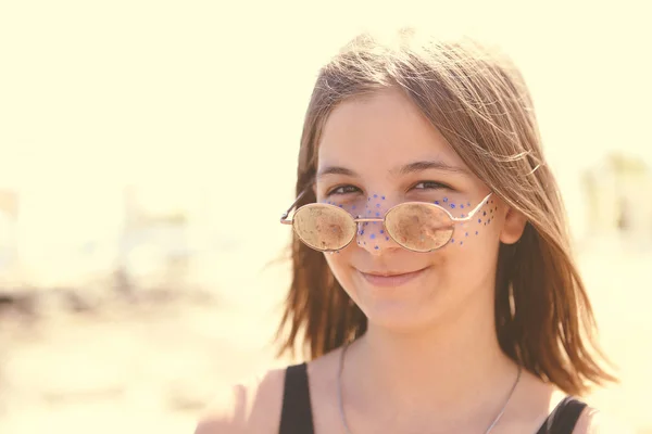 Güneş Gözlüklü Mutlu Gençler Yüzünde Mavi Bir Simle Güneşli Yaz — Stok fotoğraf