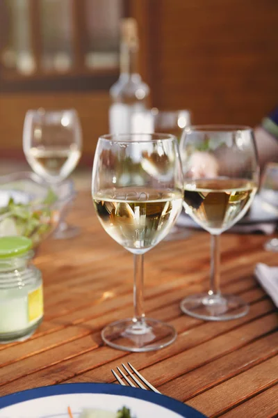 Copas Vidrio Con Vino Blanco Colocadas Mesa Madera Durante Cena — Foto de Stock