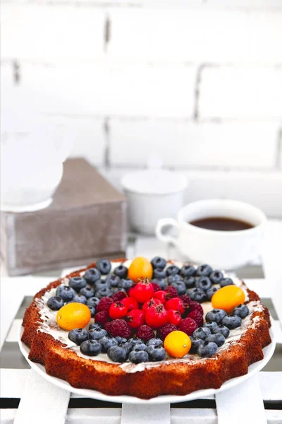 Тарелка Вкусного Пирога Различными Свежими Ягодами Помещена Стол Уютной Кухне — стоковое фото