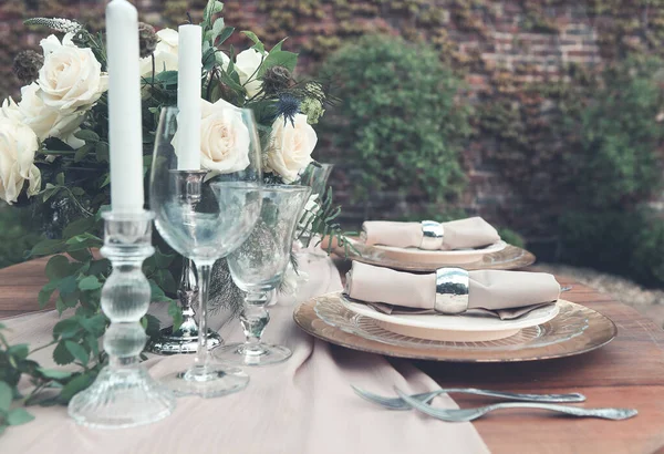 Kerzen Und Vase Mit Weißen Rosen Auf Runden Tisch Der — Stockfoto