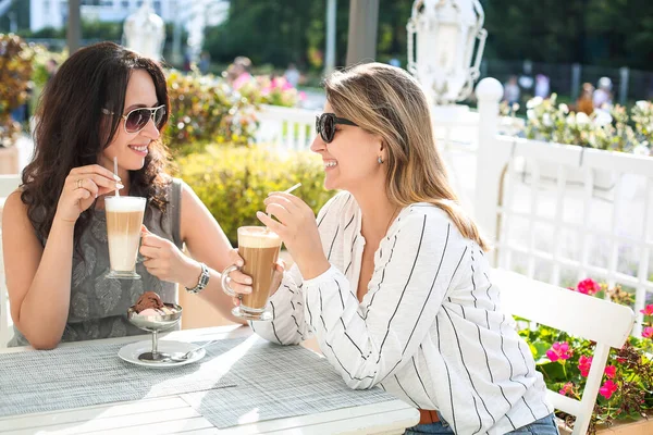 Mosolygó Szőke Amikor Találkozik Egy Barátnőjével Kávézóban Együtt Iszogatnak — Stock Fotó