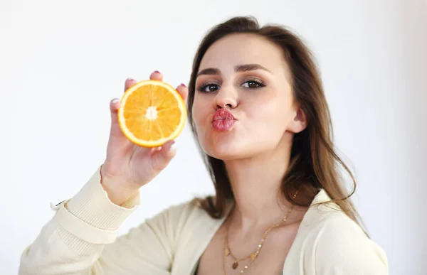 一个年轻的黑发女孩的画像 她拿着成熟的橙子 被淡淡的背景图片隔开 — 图库照片
