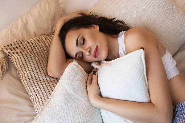 Cima Pacífica Feliz Jovem Fêmea Sorrindo Abraçando Travesseiro Enquanto Dorme — Fotografia de Stock