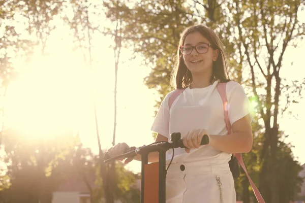 Bastante Joven Sonriente Estudiante Gafas Montar Patinete Eléctrico Azul Scooter —  Fotos de Stock