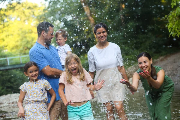 Groep Van Vrolijke Vrouwen Man Met Kinderen Spetterend Water Bergrivier — Stockfoto