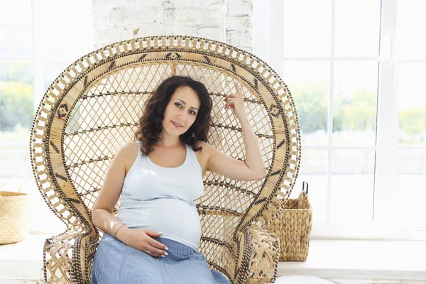Mujer Embarazada Soñadora Traje Verano Mirando Hacia Otro Lado Mientras — Foto de Stock