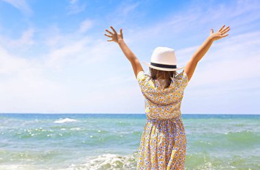 Yaz tatili kavramı. Kolları açık gülümseyen kız.