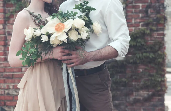 Homem Colheita Terno Elegante Boutonniere Verde Mulher Belo Vestido Cor — Fotografia de Stock