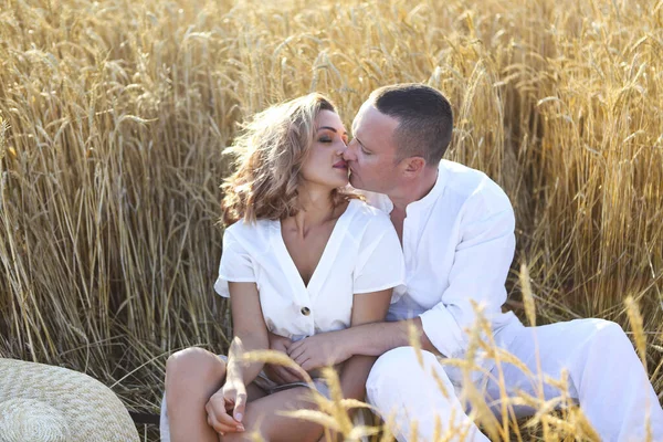 Coppia Felice Innamorata Nel Campo Grano Tramonto — Foto Stock