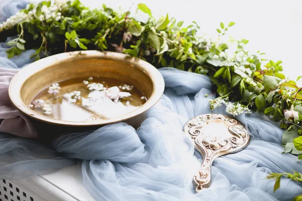 Hög Vinkel Brun Skål Med Vatten Med Färska Små Blomhuvuden — Stockfoto