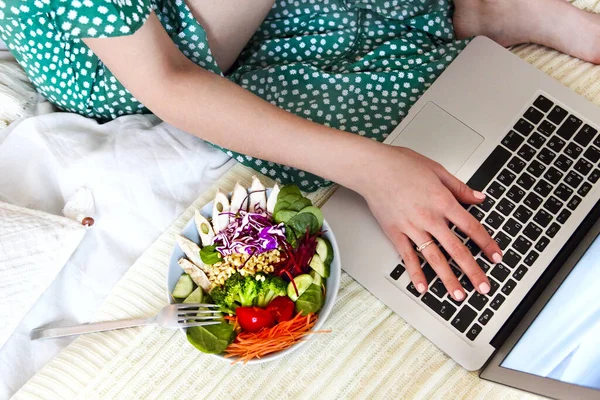 Góry Zboża Kobieta Freelancer Ubraniach Casual Interakcji Laptopem Siedząc Miękkim — Zdjęcie stockowe