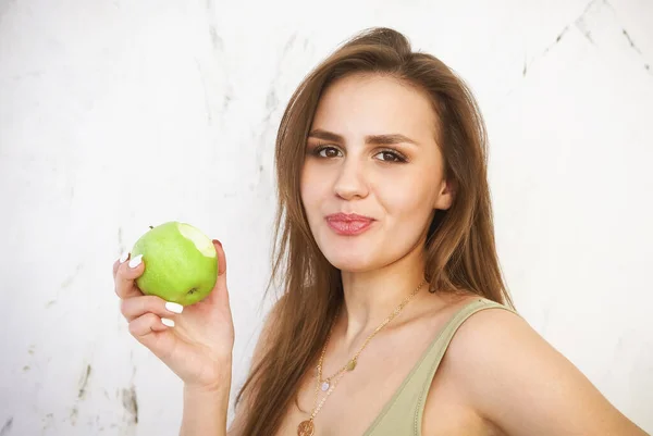 Jovem Atraente Segurando Maçã Verde Sorrindo — Fotografia de Stock