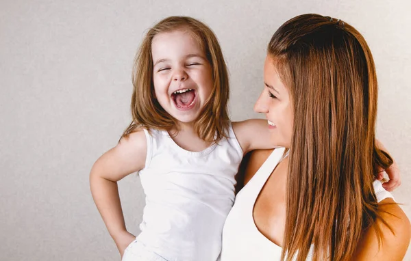 Sonriente Joven Pelirroja Casual Hembra Sosteniendo Riéndose Hija Pequeña Camiseta —  Fotos de Stock