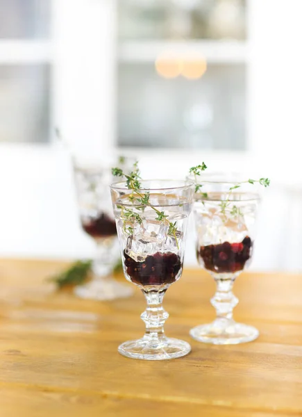 Glasbecher Mit Kühlen Roten Getränken Und Kräutern Auf Dem Tisch — Stockfoto