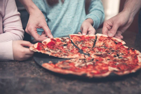 Pais Colheita Crianças Tomando Fatias Pizza Deliciosa Com Molho Tomate — Fotografia de Stock