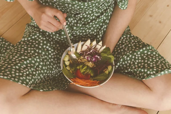 野菜と鶏の肉と健康的なサラダとボウルを示す匿名裸足の女性のトップビュー — ストック写真