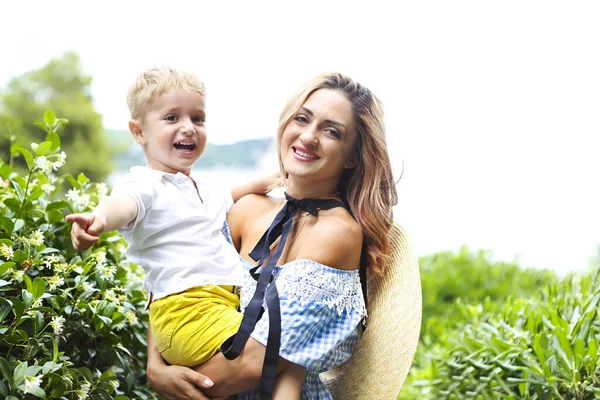 Jovem Mãe Bonita Abraçando Seu Filhinho Livre Mãe Menino Divertindo — Fotografia de Stock