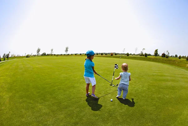 Güneşli Yaz Gününde Küçük Kardeşiyle Yeşil Çimlerde Golf Oynayan Küçük — Stok fotoğraf