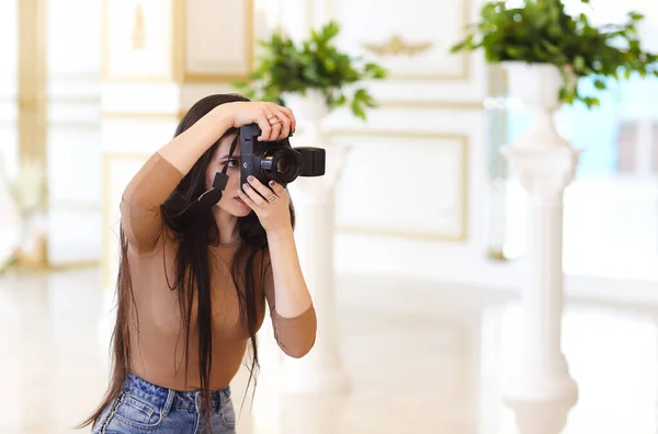 Moderna Fotógrafa Femenina Con Cámara Fotográfica Tomando Fotos Del Interior —  Fotos de Stock