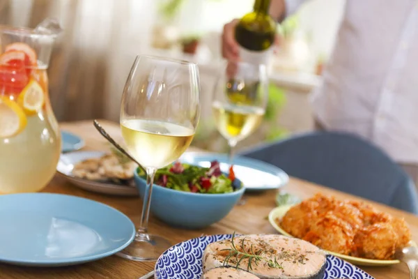 Trä Bord Serveras Med Läckra Rätter Och Drycker För Hemfest — Stockfoto