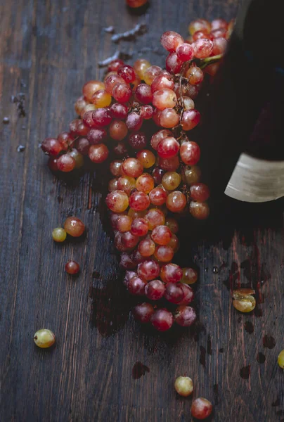 Haut Bouteille Vin Ouverte Bouquet Raisin Rouge Sur Table Bois — Photo