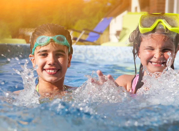 Dvě Roztomilé Dívky Hrát Bazénu Letní Dovolená Cestování Koncept — Stock fotografie