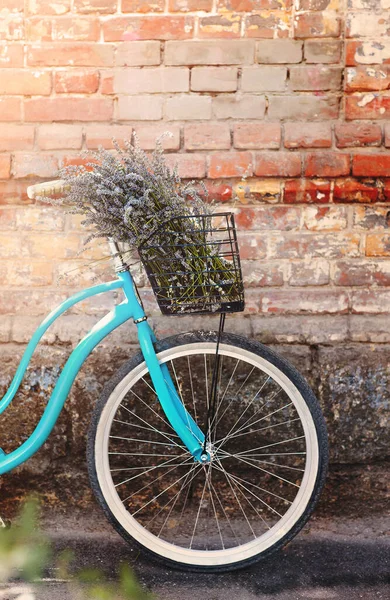 Bright Vintage Blue Bicycle Lavender Bouquet Basket Placed Shabby Brick — 스톡 사진