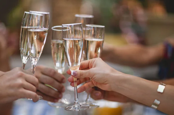 Celebración Gente Sosteniendo Copas Champán Haciendo Brindis Champage Con Fondo — Foto de Stock