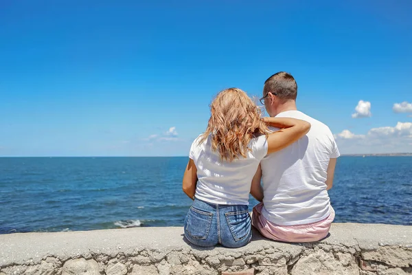 Content Resting Man Woman Sunglasses Hugging Blue Sea Sky Background — Stock Photo, Image