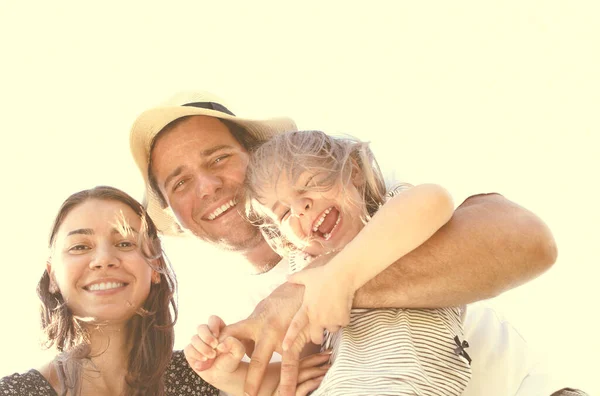 Feliz Padre Joven Llevando Hija Pequeña Mientras Sonríe Madre Pie —  Fotos de Stock