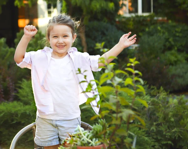 Adorable Niña Sonriente Ropa Casual Mirando Cámara Mientras Divierten Jardín — Foto de Stock