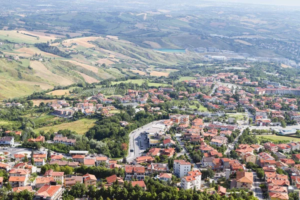 San Marino Cumhuriyeti 'ndeki dağların panoramik manzarası, İtalyan ülkesine küçük bir cumhuriyet. Görüntü sabahın erken saatlerinde alındı 