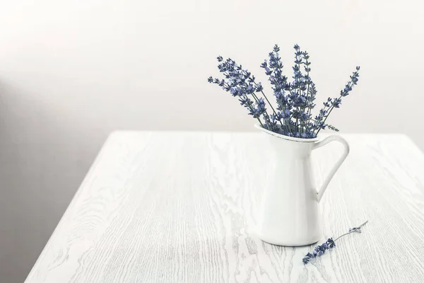 Lavendel Vit Vas Träbordet Rustik Ljus Bakgrund Med Kopieringsutrymme — Stockfoto