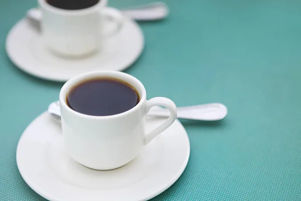 Draufsicht Auf Tassen Mit Frischem Espresso Und Löffeln Auf Untertassen — Stockfoto