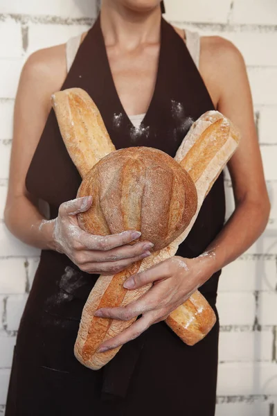 Oříznout Samici Pekař Černé Zástěře Drží Čerstvé Řemeslník Kulatý Chléb — Stock fotografie