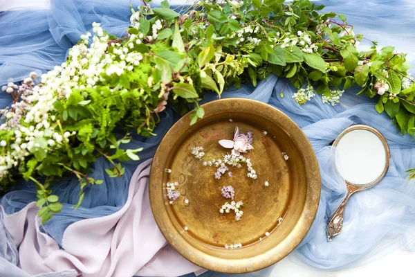 Alto Ângulo Tigela Marrom Água Com Pequenas Cabeças Flores Frescas — Fotografia de Stock